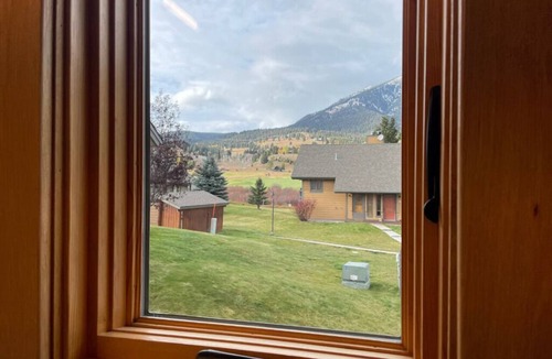 Big Sky Meadow Village Apartment | Silverbow Snowlight - Big Sky Nordic Trails & Golf + Hot Tub, Pool & Sauna
