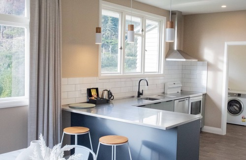 Stokes Valley Hotel | Silverstream Retreat