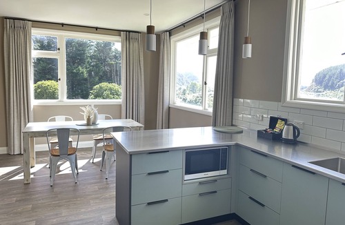 Stokes Valley Hotel | Silverstream Retreat
