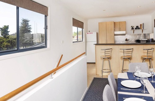 Jindabyne House | Silvertrees 5 - Central 3BR Townhouse l Lake Views l Spa l BBQ l WiFi