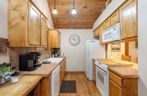 Branson West Cabin | Simon’s Treetop Cabin – 2 BDR in Popular Resort!
