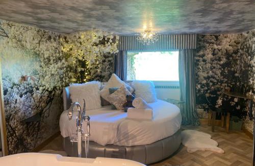 Grafty Green House | Simons Whody Hideaway