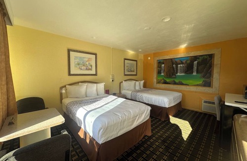 Daytona Beach Hotel | Simple and Comfortable Room for the Family - Easy Access to Daytona Beach