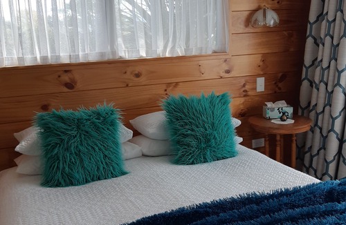 Martinborough Cottage | Simple, clean comfort..... just a stonethrow from everything
