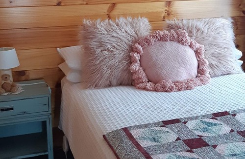 Martinborough Cottage | Simple, clean comfort..... just a stonethrow from everything