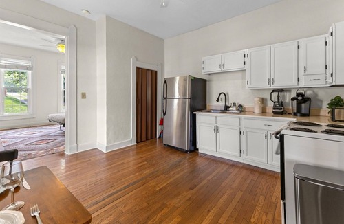 Holy Cross House | Simple Comfort 1 Bed 1 Bath Near Downtown Indy