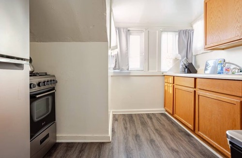 Pasadena Apartment | Simple Comfort - Metro Station - Work Desk