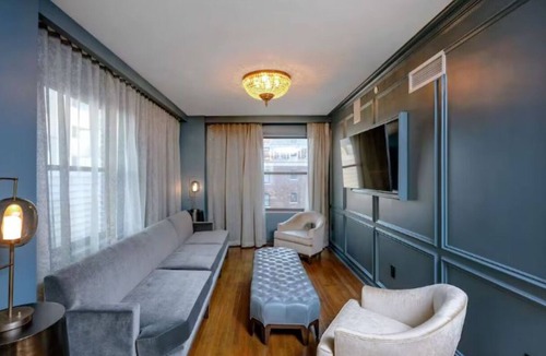 Court Avenue Entertainment District Hotel | Simple Elegance in a Refined Downtown King Room with Kitchen Near Civic Center