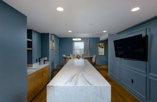Court Avenue Entertainment District Hotel | Simple Elegance in a Refined Downtown King Room with Kitchen Near Civic Center