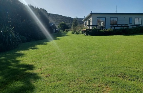 Russell House | Simple home set on spacious grounds. Perfect for family gatherings.