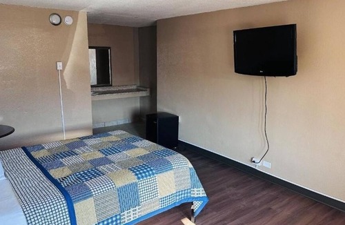 Fort Wayne Hotel | Simple King Room Close to Lakeside Park Rose Garden