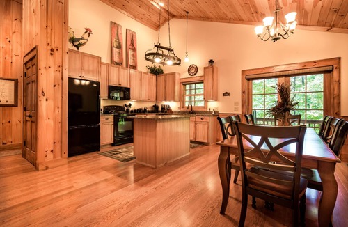 Sapphire Cabin | Simple Life - Lovely Cabin with Great Amenities!