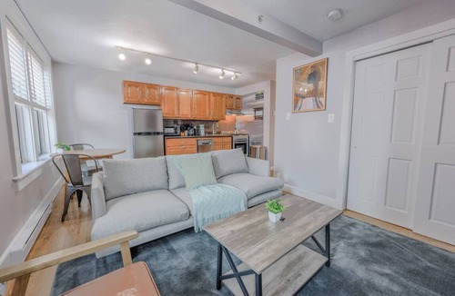 Theatre District Apartment | Simple Theater District 1 Bedroom