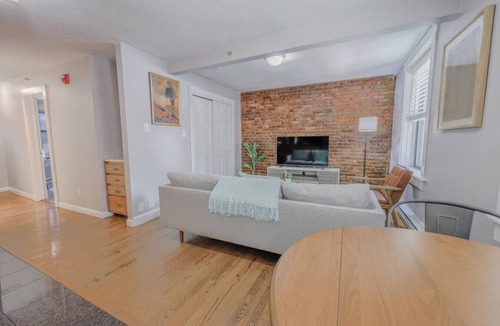 Theatre District Apartment | Simple Theater District 1 Bedroom