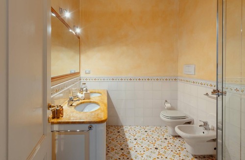 Borgo San Leonardo Hostel | Simply bright quad room