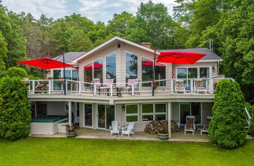 Oro-Medonte Cottage | Simply Simcoe A fabulous Carthew Bay lakefront home