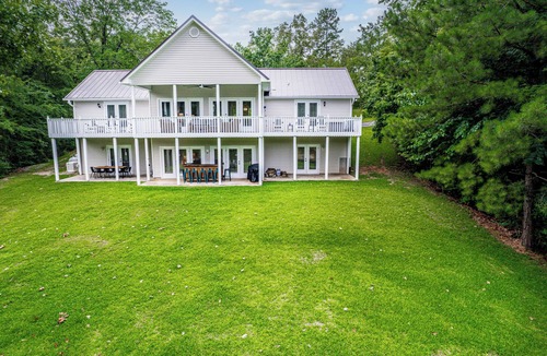 Milledgeville House | Sinclair Bluff Delight- Spacious 5/3 LAKEFRONT w/BOAT HOUSE, FIRE PIT, BAR