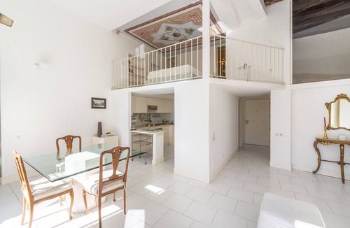 Historic Castle District Apartment | Sinclair Central Loft elegance under a romantic fresco, 15' from the beach