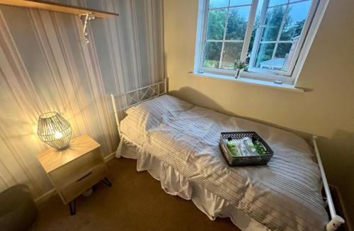 Stratford-upon-Avon House | Single bed Parking Internet Coffee Garden Patio TV Quiet Close to main bus route B98 9NH