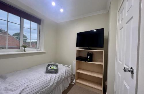 Stratford-upon-Avon House | Single bed Parking Internet Coffee Garden Patio TV Quiet Close to main bus route B98 9NH