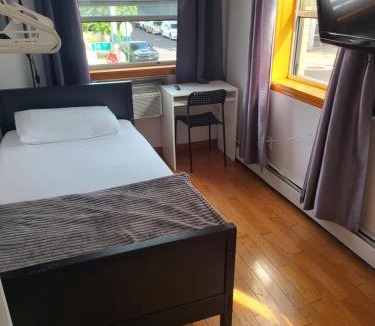Queens House | Single bed space for traveler