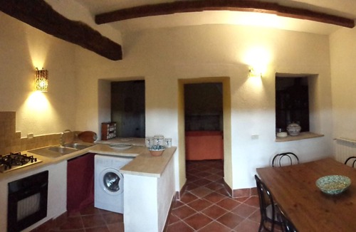 Ischia di Castro House | single detached house completely ristrutturata- 3-4 people near the lake.