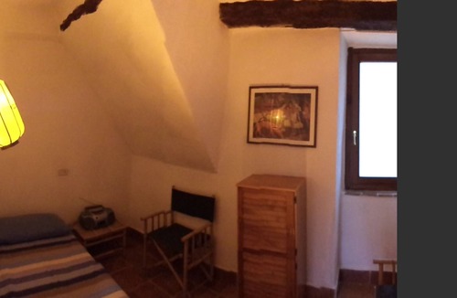 Ischia di Castro House | single detached house completely ristrutturata- 3-4 people near the lake.