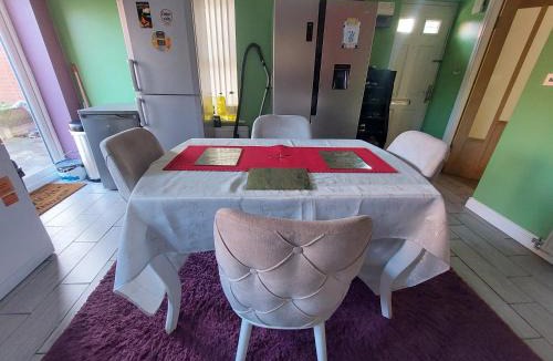 Walsall House | Single guest room in Walsall