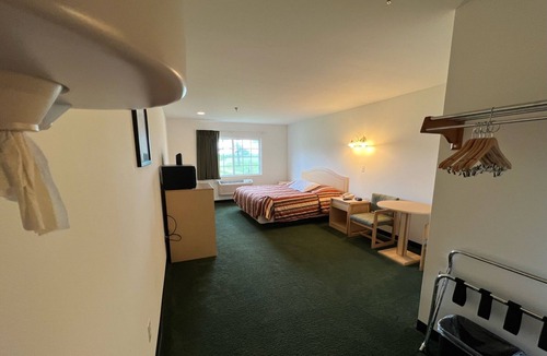 Red Bud Bed & Breakfast | Single King Suite with Free Breakfast and Parking!