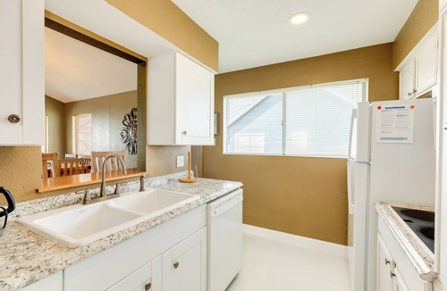 Spanish Grant House | Single Level Beachside Home, Great for Families & Dog Friendly - Walk to Beach