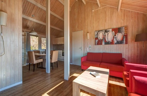 Kronenburg House | Single-Level Bungalow by Reservoir