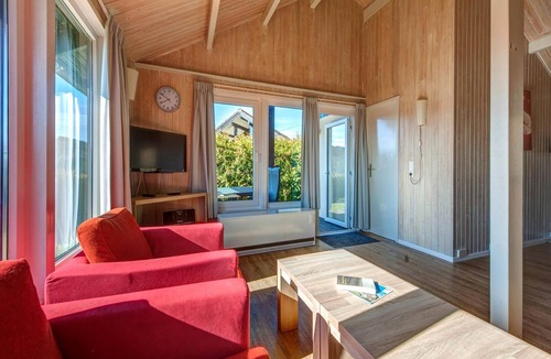 Kronenburg House | Single-Level Bungalow by Reservoir