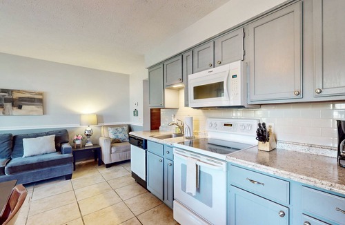 Table Rock Condo | Single-level condo w/screened patio & pond views-Dogs Welcome