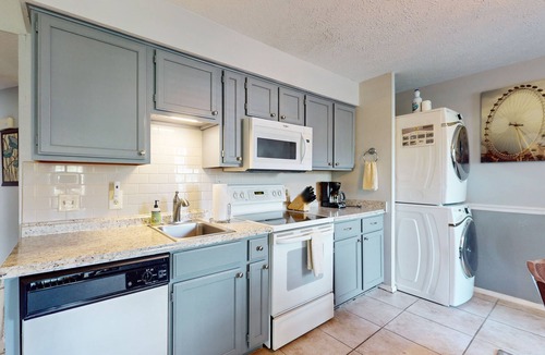 Table Rock Condo | Single-level condo w/screened patio & pond views-Dogs Welcome