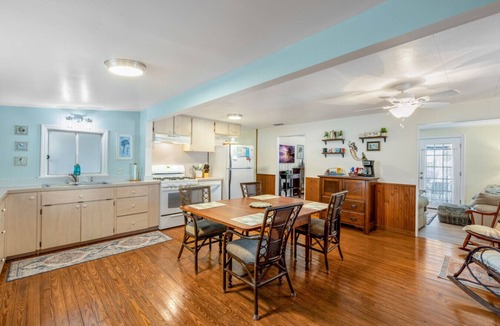 Cedar Key House | Single level home with king bed and screened porch