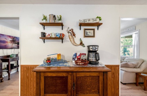 Cedar Key House | Single level home with king bed and screened porch