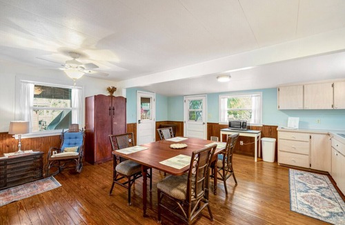 Cedar Key House | Single level home with king bed and screened porch