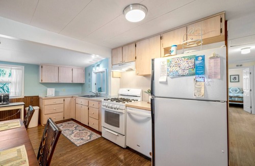 Cedar Key House | Single level home with king bed and screened porch