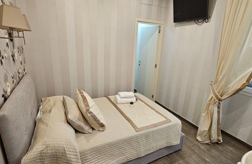 Santa Maria Novella House | Single Naples with Private External Bathroom