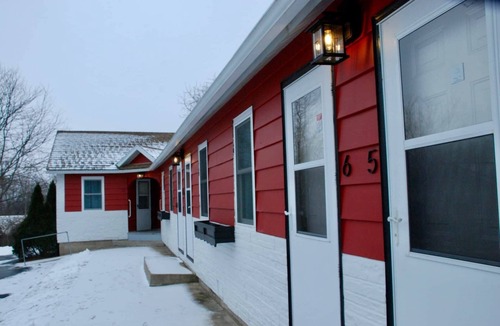 Mount Horeb Hotel | Single Queen Room at the Little Village