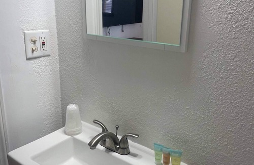 Lake City Apartment | Single Queen Room (main level)