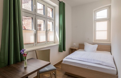 Pasewalk Bed & Breakfast | Single room 101 - Lokschuppen Pasewalk- Guest houses with double room, single room and kitchen