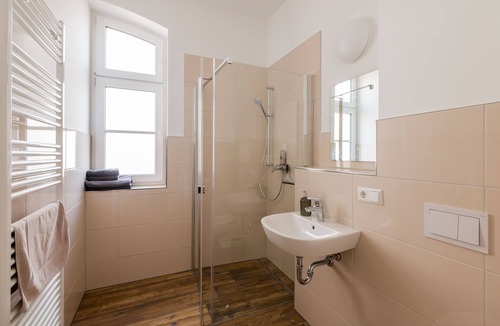 Pasewalk Bed & Breakfast | Single room 101 - Lokschuppen Pasewalk- Guest houses with double room, single room and kitchen