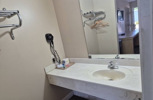 Chickamauga Hotel | Single Room Comfort Near Tennessee Aquarium & Historical Sites