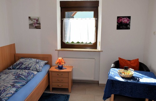 Egloffstein Bed & Breakfast | Single room (shared shower/WC) - Gästehaus Grau