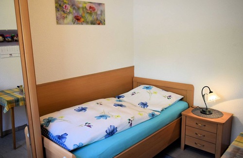 Egloffstein Bed & Breakfast | Single room (shared shower/WC) - Gästehaus Grau
