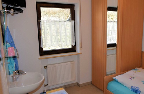 Egloffstein Bed & Breakfast | Single room (shared shower/WC) - Gästehaus Grau