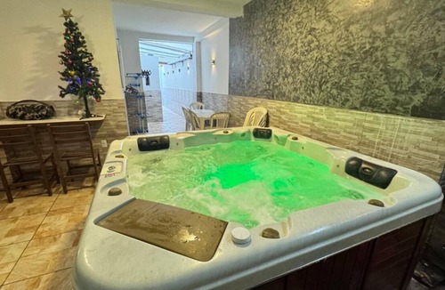 Ingleses do Rio Vermelho Hotel | Single room with bunk bed and shared bathroom.