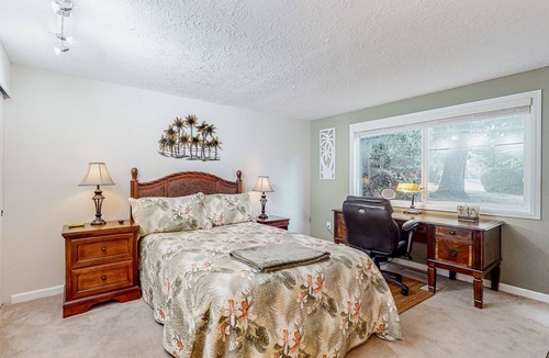 Gresham House | Single-story townhome with 2 patios, outdoor pool & great location near Gorge