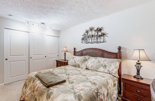 Gresham House | Single-story townhome with 2 patios, outdoor pool & great location near Gorge